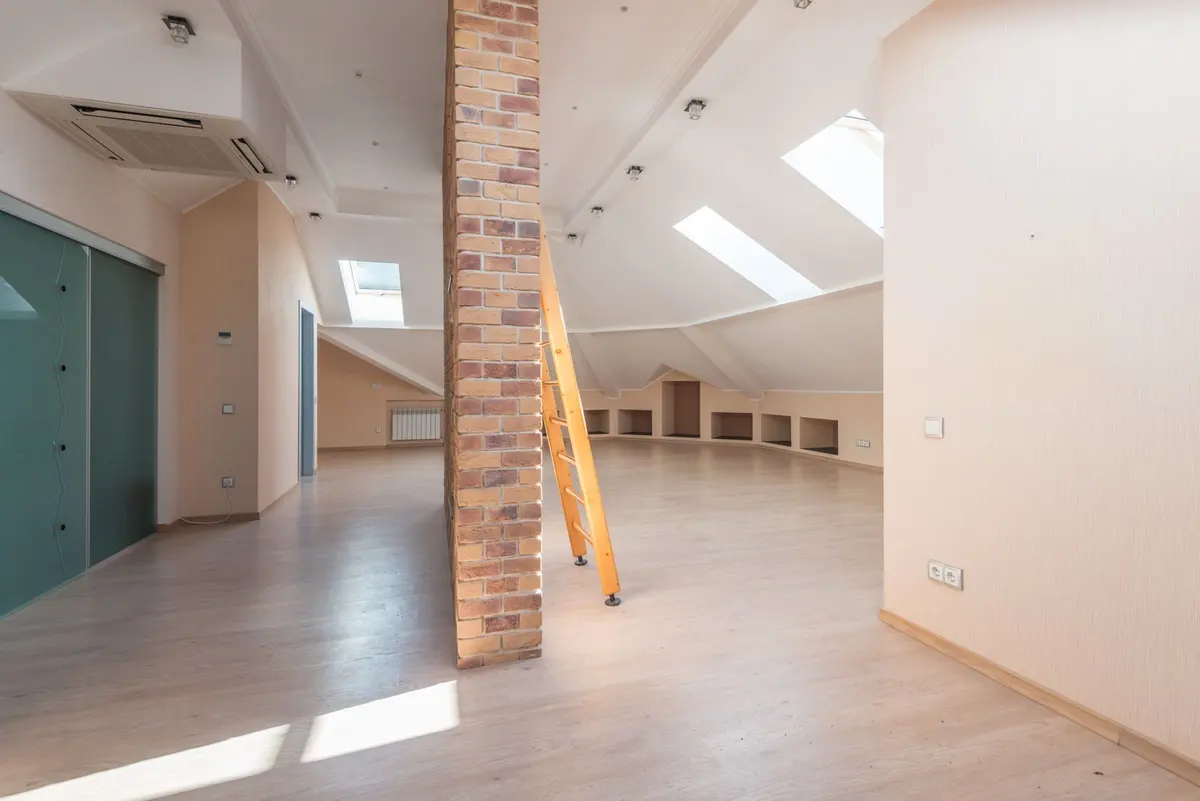 Un locale finito, con pareti bianche e pavimento in legno